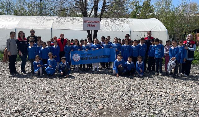 Minik eller toprakla buluştu: Selim’de fide dikimi etkinliği