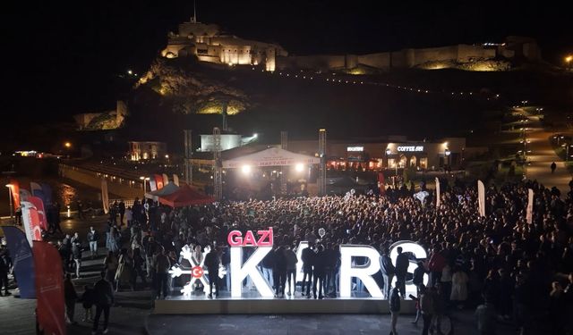 Kars Bedesteni’nde Hasan Koçak, Gençlik Konseri'nde sahne aldı