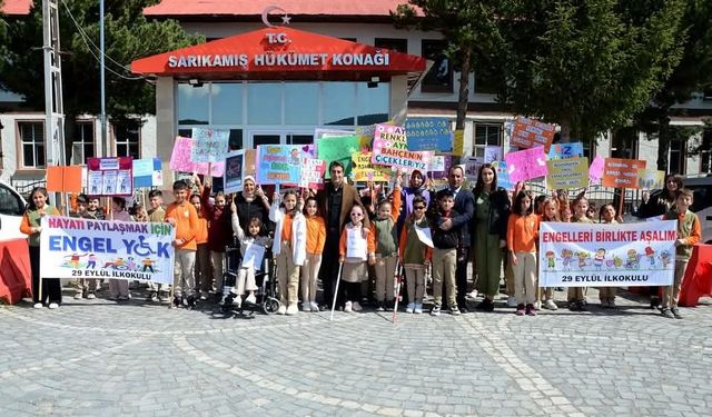 Sarıkamış Kaymakamı Enis Aslantatar, “Minik Kalplerin Büyük Yürüyüşü” etkinliğine katıldı