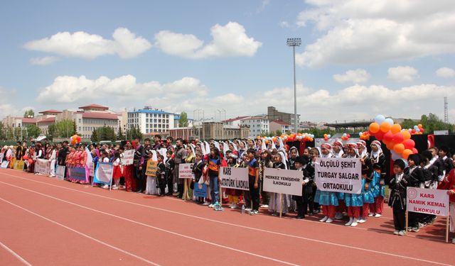 Kars’ta “Anadolu’nun Ritmi” Halk Oyunları Şenliği Coşkusu