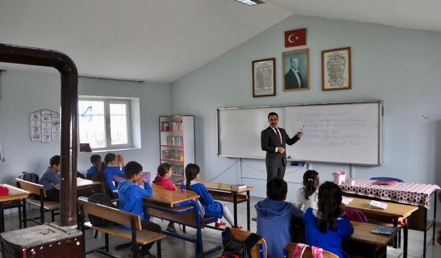 Akyaka Kaymakamı İsmail Demirtaş, okul ziyaretlerine devam ediyor