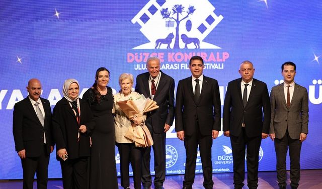 Düzce'de Ediz Hun’a “Festival Onur Ödülü” verildi
