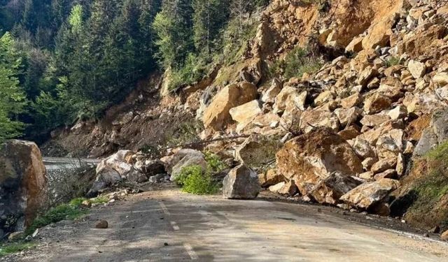 Giresun’da heyelan ulaşımı durdurdu