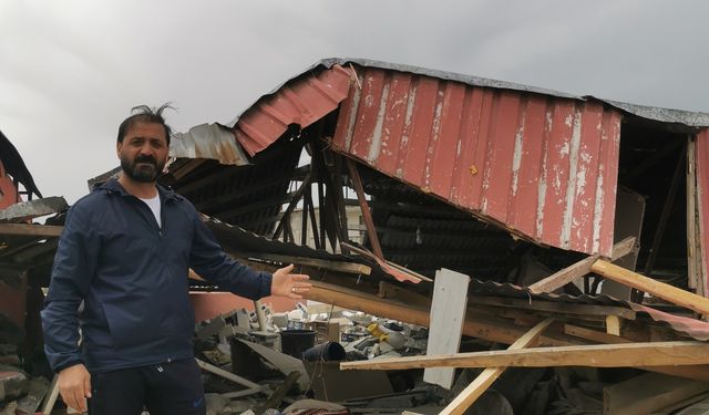 Van'da şiddetli fırtına çatıları uçurdu araçlara zarar verdi