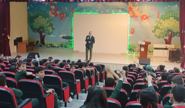 Gazeteci-yazar Metin Özmen 150. konferansını Bitlis'te verdi