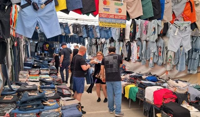 Antalya'da turistler pazarcı esnafının yüzü gülüyor