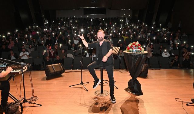 Talha Bora Öge ve orkestrası ile şiir ve türkü şöleni yaşandı