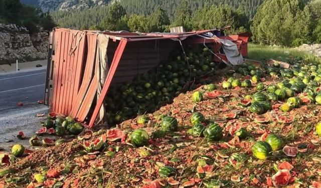 Antalya’da karpuz yüklü kamyon devrildi