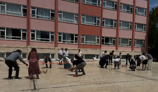Bucak Mehmet Cadıl Anadolu Lisesi’nde Geleneksel Kavurma Şenliği coşkusu