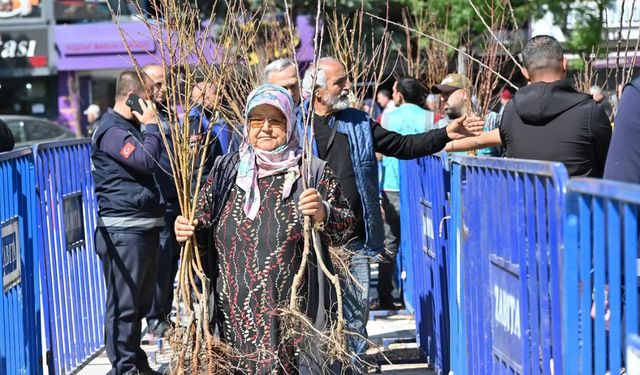 Isparta'da 15 bin adet meyve fidanı dağıtıldı