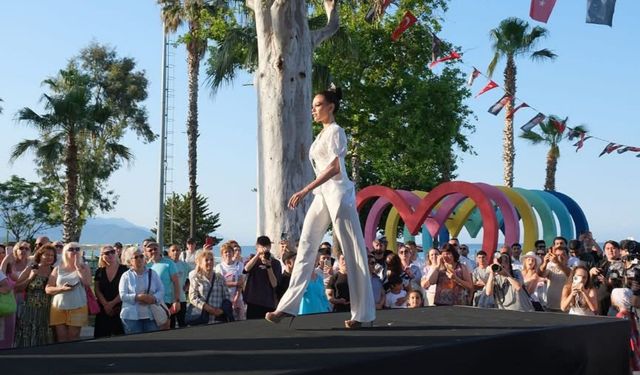 Kemer’de güzeller podyuma çıktı