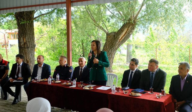Vali Bilgihan'dan Altınyayla'ya yatırım ve vefa ziyareti