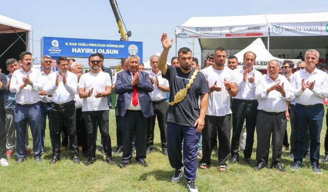 Pehlivan Yusuf Can Zeybek Kınık Er Meydanı’nda coşkuyla karşılandı