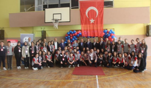 “TÜBİTAK 4006 B Bilim Fuarı”nda geleceğin bilim insanları göz kamaştırdı