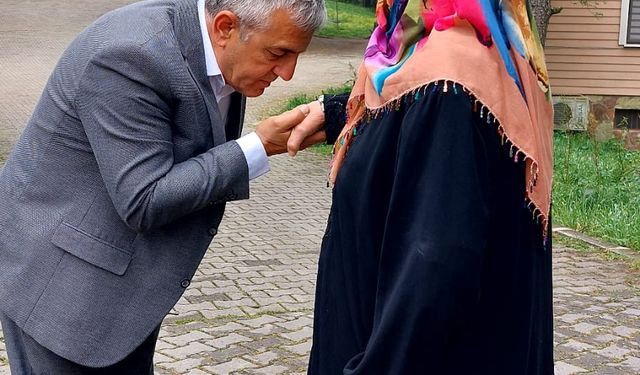Merkez Sağ Parti Genel Başkan Yardımcısı İlyas Mercan, anne duası için köyüne geldi