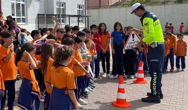Jandarmadan öğrencilere trafik eğitim semineri