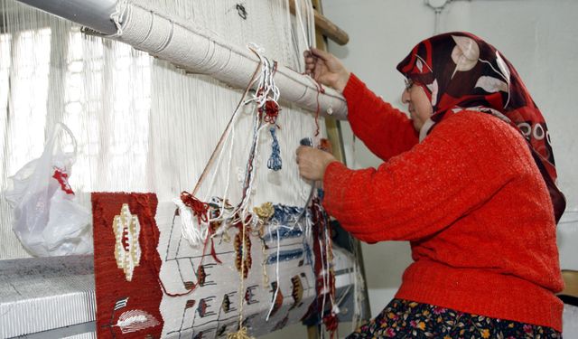 Beypazarı Halk Eğitim Merkezi'nde yüzde yüz kök boyalı kilimler dokunuyor