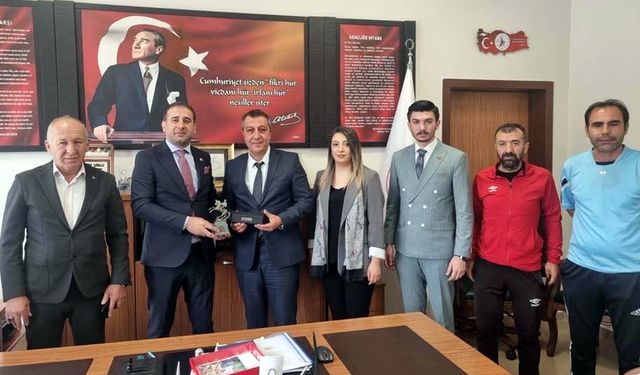 MHP İlçe Başkanı Orhan ve İl Başkan Yardımcısı Erdoğan, Milli Eğitim Müdürü Uslu'yu  ziyaret etti