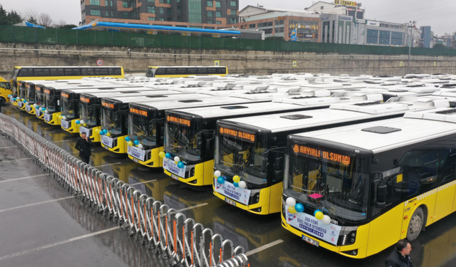İstanbul’da özel halk otobüsleri kontak kapattı: Duraklarda yoğunluk yaşanıyor