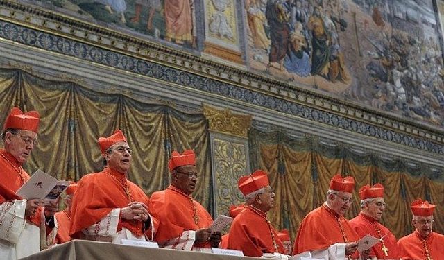 Siyah duman yine yükseldi: Papa hâlâ seçilmedi