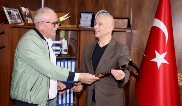 Emekli madenci, kendi yaptığı bastonu Demir’e hediye etti