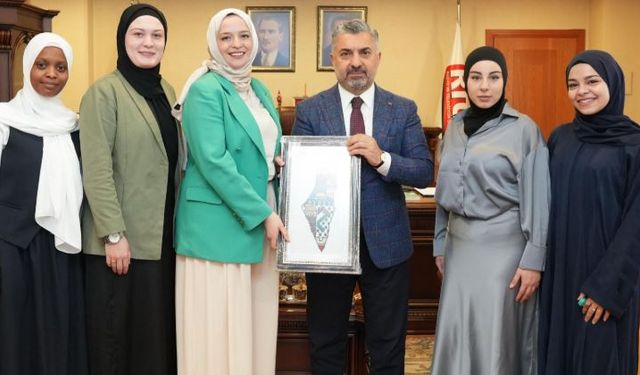 RTÜK Başkanı Şahin’e uluslararası öğrencilerden anlamlı ziyaret