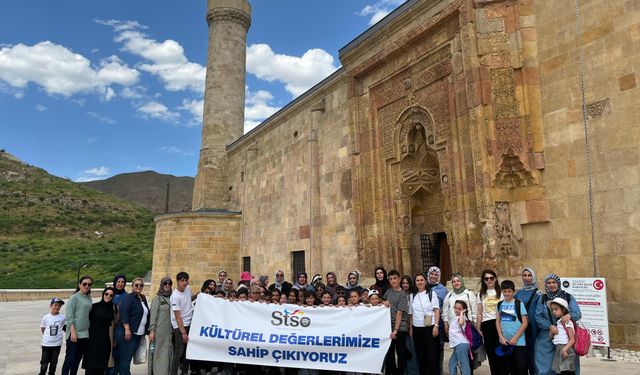 Çocuklar eserleri hayranlıkla inceledi
