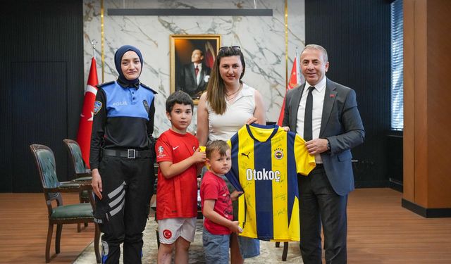 Emniyet Müdürü'nden şehit oğluna imzalı Fenerbahçe forması sürprizi