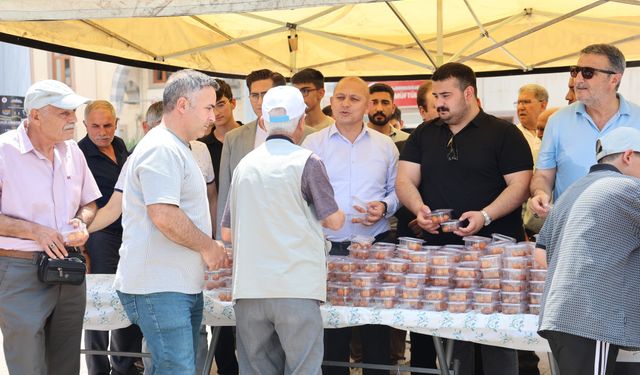 Merhum Başkan Zeyrek’in anısına lokma dağıtıldı