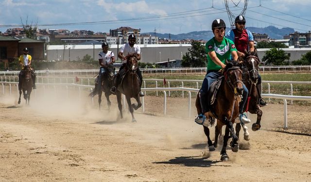 Bursa'da rahvan atları şampiyonluk için koştu