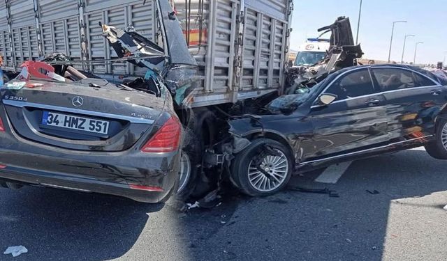 Aksaray’da feci kaza: Otomobil TIR’a çarptı, 2 kişi hayatını kaybetti
