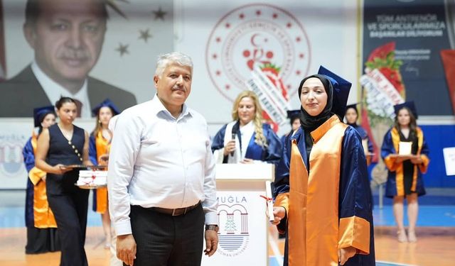 Seydikemer AK Parti İlçe Başkanı Ali Büklü, mezuniyet coşkusuna ortak oldu