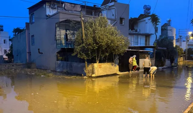 Adana’da içme suyu hattı patladı: 20 ev sular altında kaldı