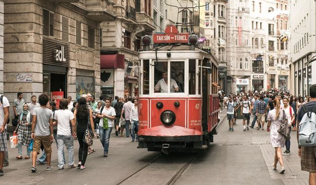 İstanbul’da kamusal alanda yüksek sesle müzik dinleyenlere para cezası
