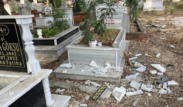 Antalya'da mezarlığa saldırı: 12 mezar taşı kırıldı