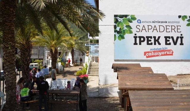 Antalya'da ipek böceği beslenme tablası