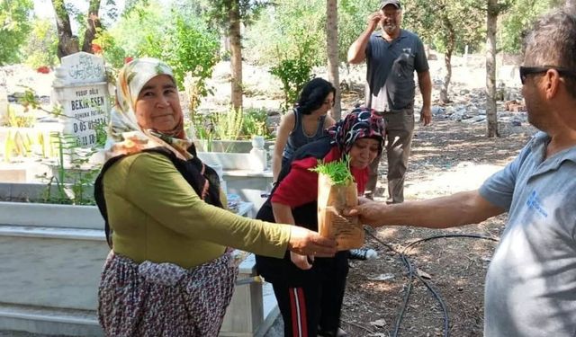 Arefe günü anlamlı jest: Antalya'da vatandaşa çiçek sürprizi