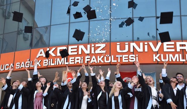 Akdeniz Üniversitesi Kumluca MYO'da mezuniyet coşkusu