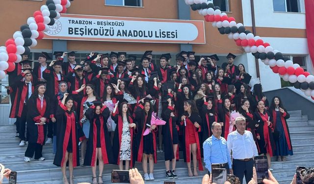 Beşikdüzü Anadolu Lisesi 15. mezunlarından 80 öğrenci kep fırlattı