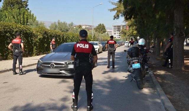 İzmir'de suçluya geçit yok: 26 yıl hapis cezalı istismar zanlısı yakalandı!