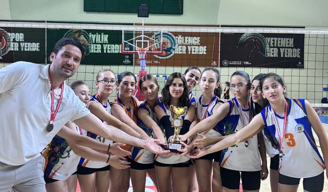 Büyükşehir Belediyesi Voleybol Takımlarından çifte başarı