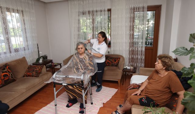 Muğla Büyükşehir’in evde bakım hizmetiyle bayram sevinci kapıya geldi
