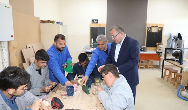 Vali Ziya Polat, özel eğitim okulunu ziyaret etti
