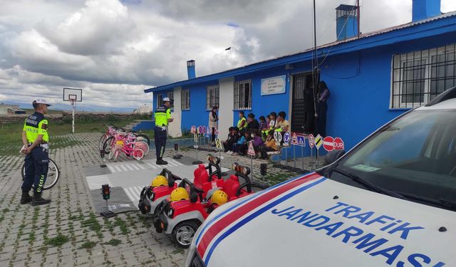 Kars’ta öğrencilere trafik eğitimi düzenlendi