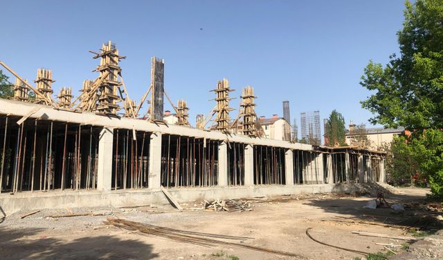 Kars’ta eğitim yatırımları hız kesmiyor: Cumhuriyet Anadolu Lisesi inşaatı tüm hızıyla devam ediyor
