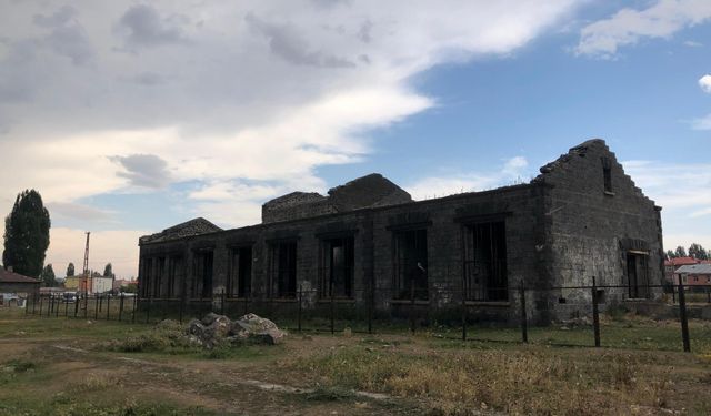 Tarihi Süt Fabrikası kaderine terk edildi: Mahalle sakinleri yetkililerden yardım bekliyor