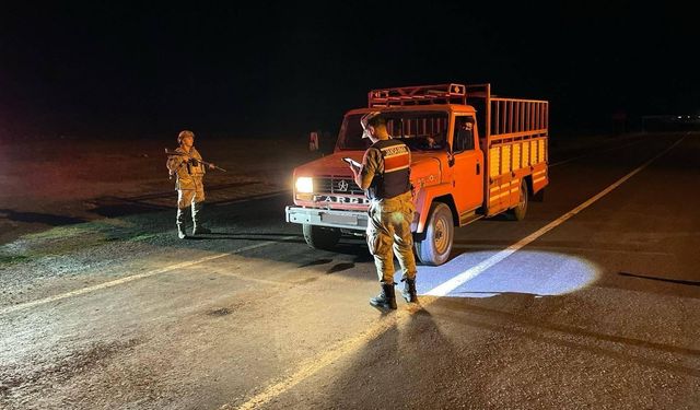 Kars’ta Düzensiz Göçle Mücadele Kapsamında Huzur ve Güven Uygulaması Yapıldı: 15 Şahıs Yakalandı