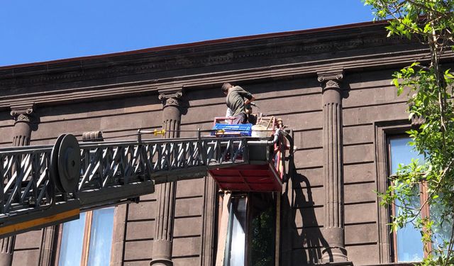 Kars’ta yapısal dökülmeler nedeniyle kapanan yaya yolu yeniden açıldı