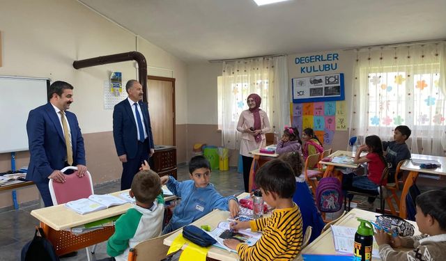 Arpaçay Kaymakamı ve Belediye Başkanı, Yalınçayır Mahallesi İlkokulunu ziyaret etti
