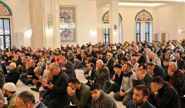 Kars'ta Bayram namazında vatandaşlar camilere akın etti